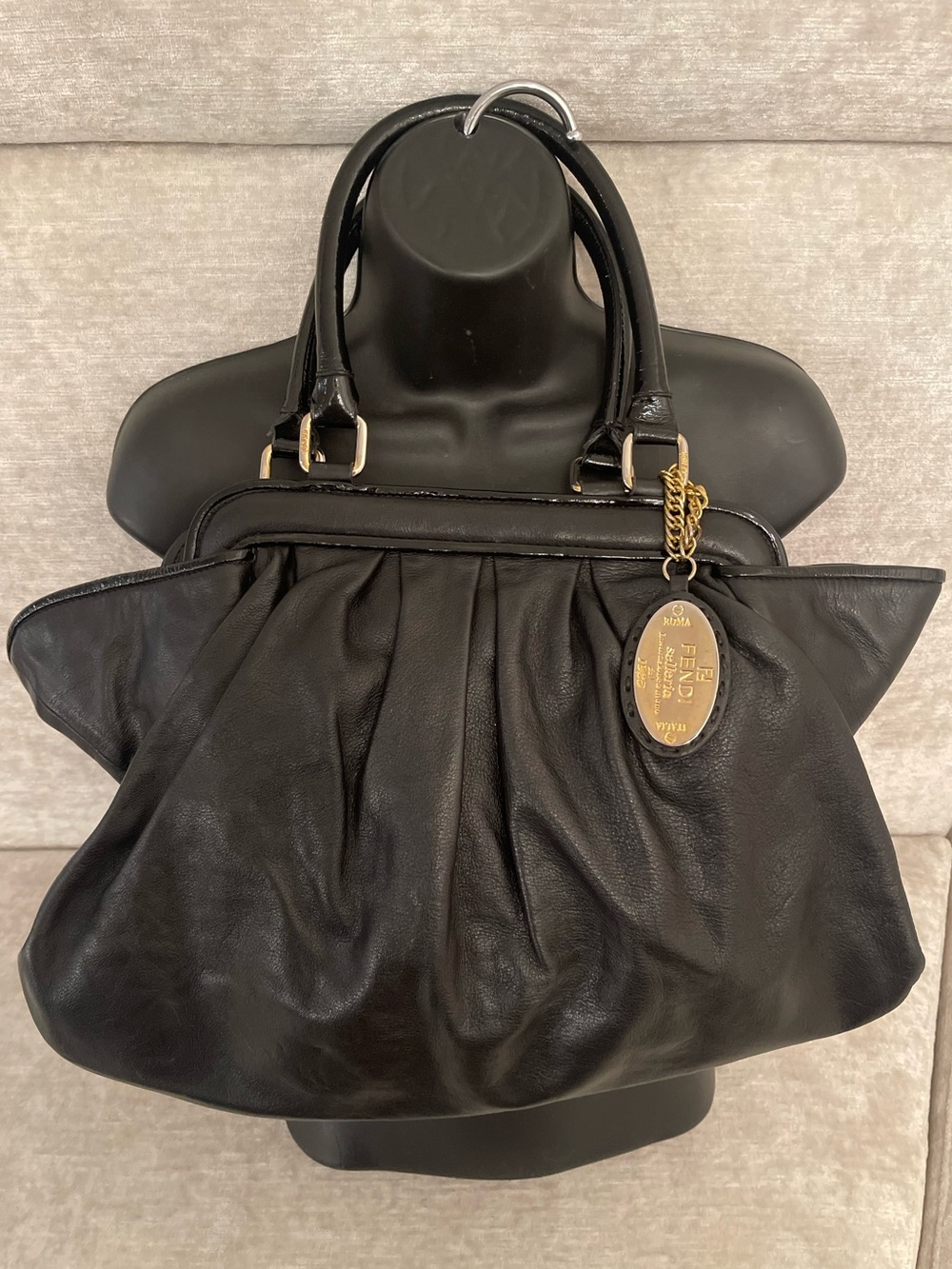 💯 authentic Black Leather Pleated Tote Handbag with Gold Tag - Picture 2 of 11
